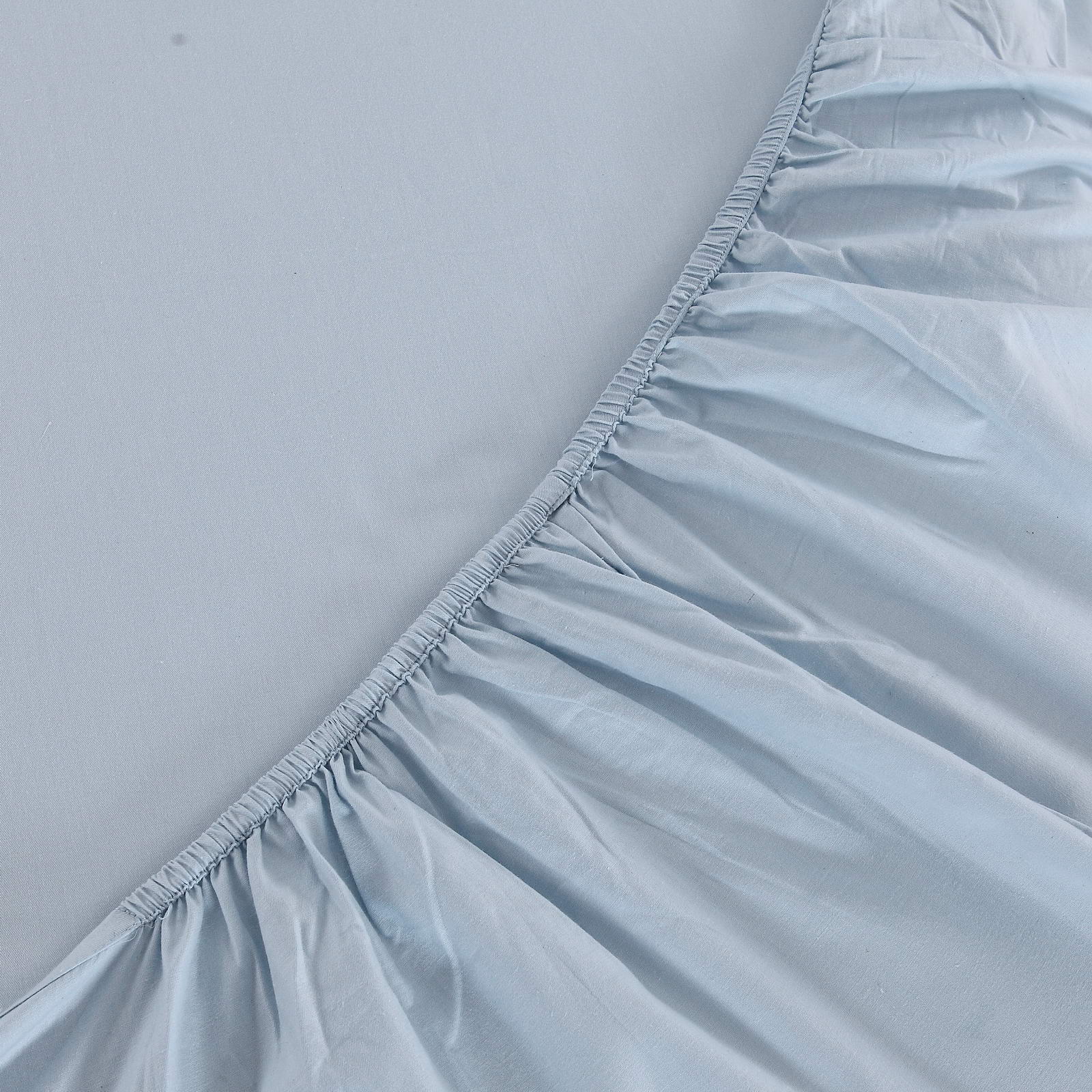 белье на резинке на кровать