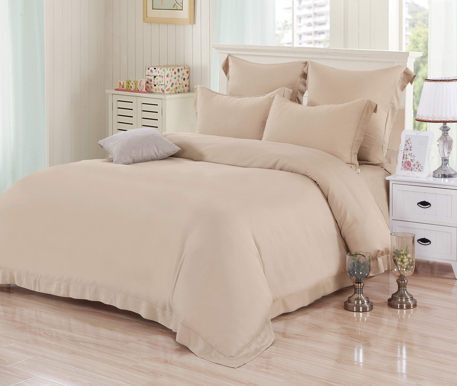 Постельное белье estia беж. Кпб сатин кофейный флер. Простыня бежевая. Бежевый постельный комплект. Кпб евро-5024 мейсон.